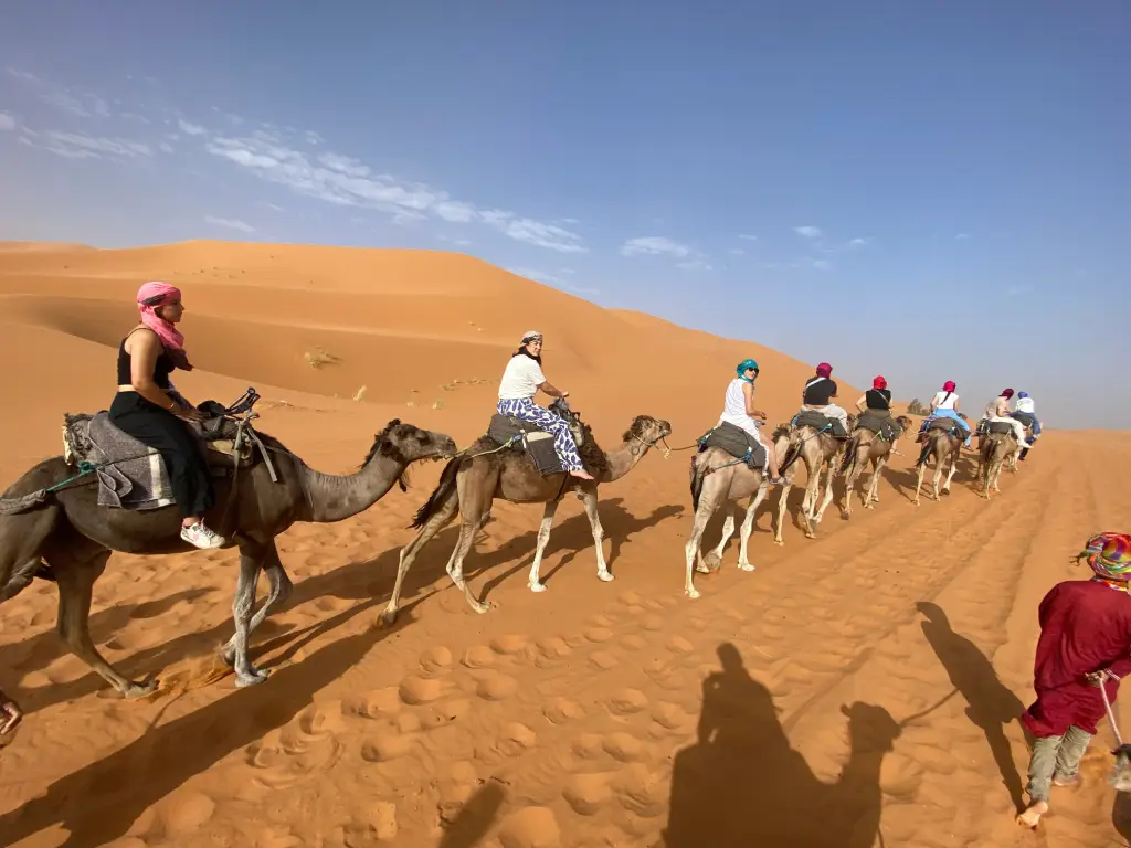 Dunas doradas de Merzouga en el desierto del Sahara - excursión incluida en el viaje solidario