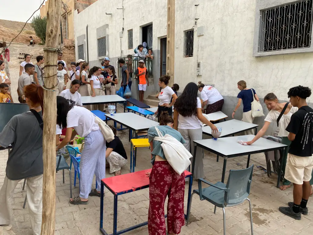 Campamento de verano en Midelt, Marruecos - voluntarios y niños en actividades al aire libre
